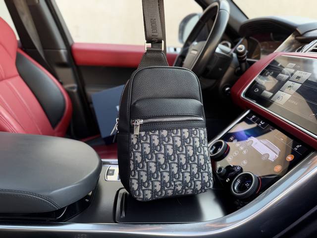 高端货 新款 “ Dior ”迪奥胸包迪奥斜挎包 Dior迪奥 Rider 2.0 品牌徽标拉链开合 小牛皮 斜挎单肩包 男款 黑色 单肩斜挎胸包 男款原厂面料