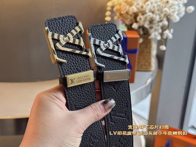 Lv皮带宽度：4.0Cm 专柜同步最新系列，搭配精致雕扣头 媲美代购欢迎对比时尚百搭，品味的体现，休闲高大上！ Iphone实物实拍， 腰带上身效果超好，抓紧转