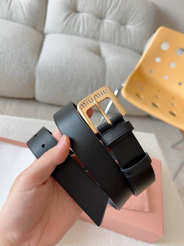 缪缪这款皮革腰带设计简约优雅，金属搭扣伴有Miumiu字样针扣，手感柔软，细节实物拍摄 情侣款 宽度3.0Cm
