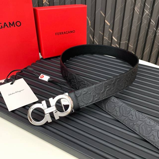 菲拉格慕 新款Ferragamo皮带精选头层牛皮制成，呈现细腻的纹理；采用双面双色设计，灵活百搭且风格酷飒，彰显潮流风范。两面呈现不同色彩，演绎多变穿搭风格；搭
