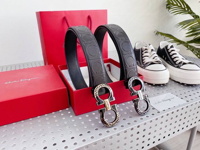 菲拉格慕 通用款 宽度:3.4Cm新款纯牛皮 搭配新款大气精致扣头追求高端 品味的体现Iphone实物实拍上身效果超好 菲拉格慕 通用款 宽度:3.4Cm新款纯牛皮 搭配新款大气精致扣头追求高端 品味的体现Iphone实物实拍上身效果超好