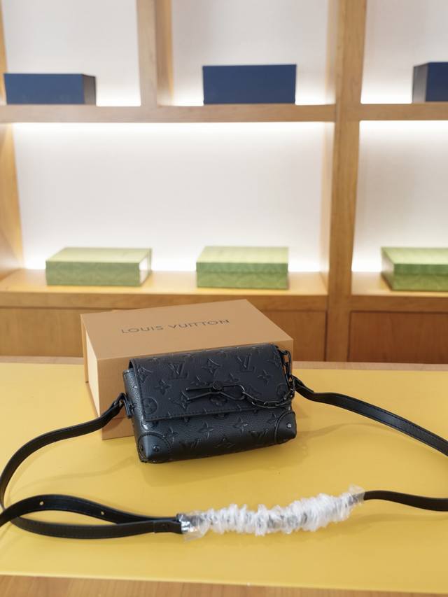 路易威登 官网同步 高版本 斜挎单肩背包 永恒不过时的标志性产品 纯原单小牛皮 顶级五金制作 非市面普通版本 今年Lv最爱的款式 全部实拍 实用性非常高 完全不