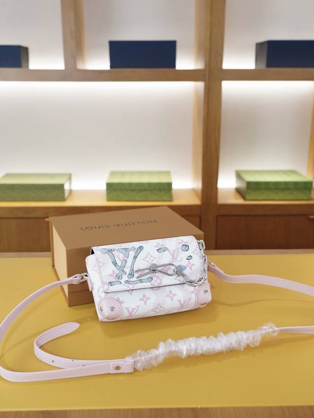 路易威登 官网同步 高版本 斜挎单肩背包 永恒不过时的标志性产品 纯原单小牛皮 顶级五金制作 非市面普通版本 今年Lv最爱的款式 全部实拍 实用性非常高 完全不