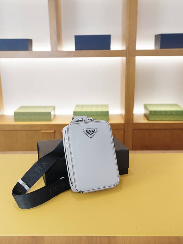 普拉达 官网同步 高版本 胸包 永恒不过时的标志性产品 纯原单牛皮 顶级五金制作 非市面普通版本 今年Prada最爱的款式 全部实拍 实用性非常高 完全不用担心