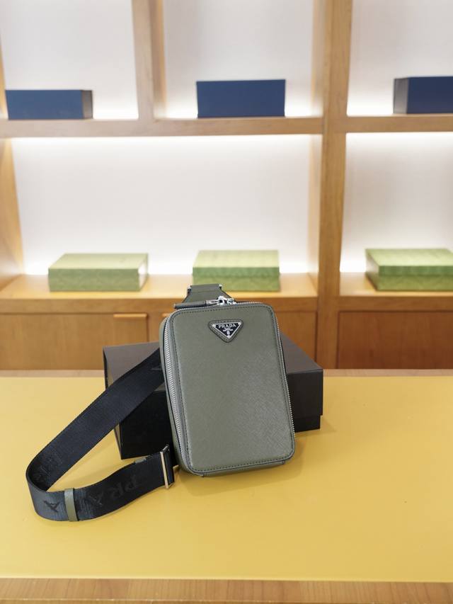 普拉达 官网同步 高版本 胸包 永恒不过时的标志性产品 纯原单牛皮 顶级五金制作 非市面普通版本 今年Prada最爱的款式 全部实拍 实用性非常高 完全不用担心