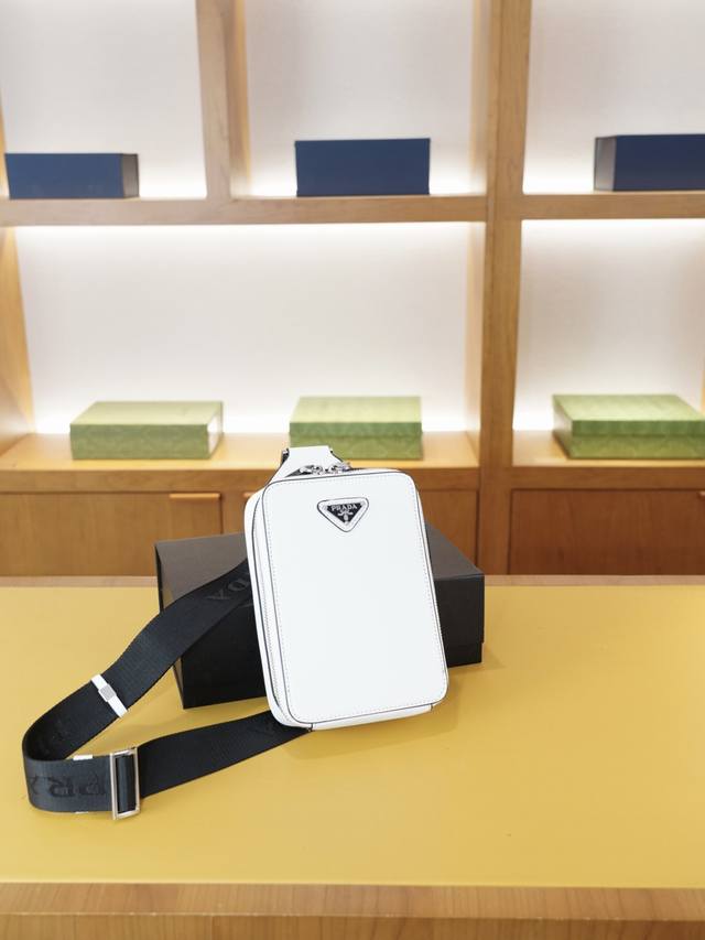普拉达 官网同步 高版本 胸包 永恒不过时的标志性产品 纯原单牛皮 顶级五金制作 非市面普通版本 今年Prada最爱的款式 全部实拍 实用性非常高 完全不用担心