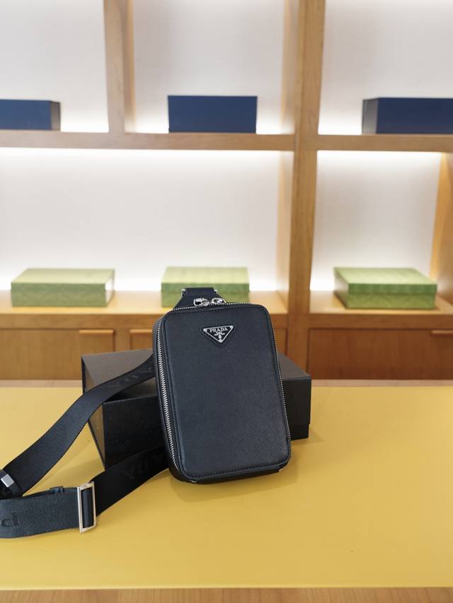 普拉达 官网同步 高版本 胸包 永恒不过时的标志性产品 纯原单牛皮 顶级五金制作 非市面普通版本 今年Prada最爱的款式 全部实拍 实用性非常高 完全不用担心