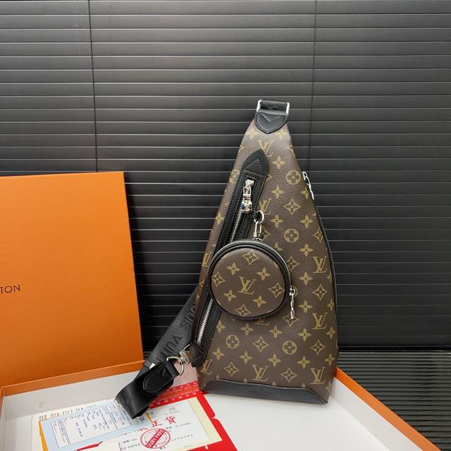 Louisvuitton 路易威登 Lv 二合一 Duo胸包 斜挎包 男女通用单肩包 经典百搭 实物拍摄 原厂原版面料 配送防尘袋 20 X 40 Cm。
