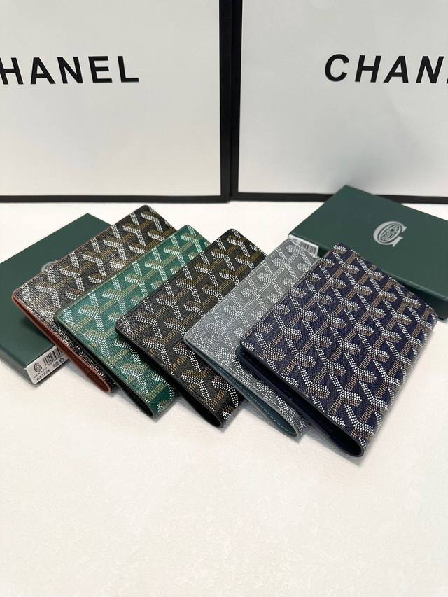 颜色 多色可选尺寸 10.5X14.5戈雅官网同步护照夹一边卡位一边护照位〕还可放少许现金和机票，实用主义，大方得体，做工精致无比！