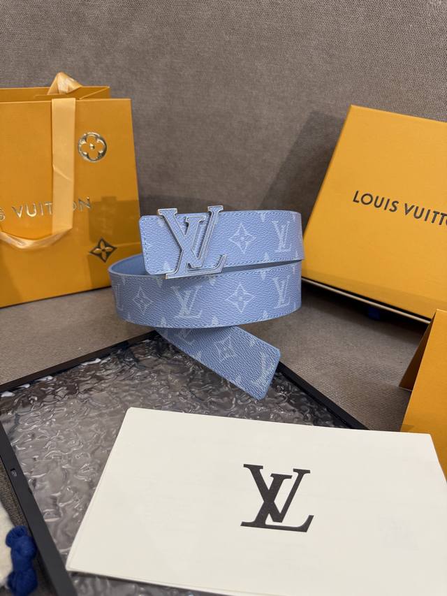 Lv男士新款皮带寬度4Cm 訂製帆布面料飾有全新的圖案效果 颜色纯正 衬托進口小牛皮配色底 搭配精緻的字母搭扣 手感极佳