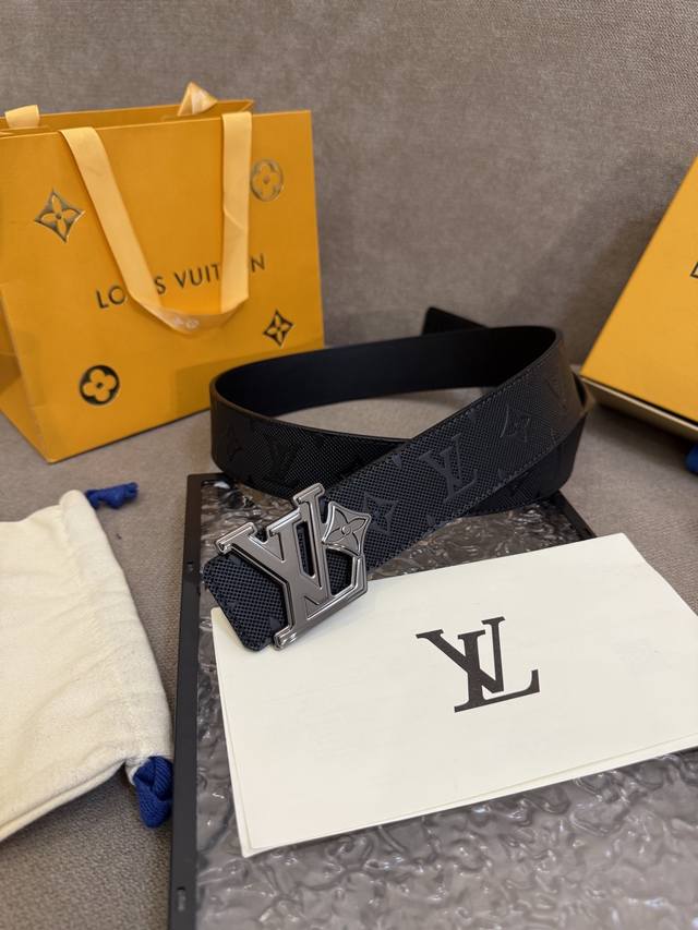 Lv Dimension 4.0双面腰带将经典格调引入新颖尺幅设计。皮革压印 Lv 字母和 Monogram 花卉，与纤秀 Lv 字母搭扣相映成趣，令品牌标识低