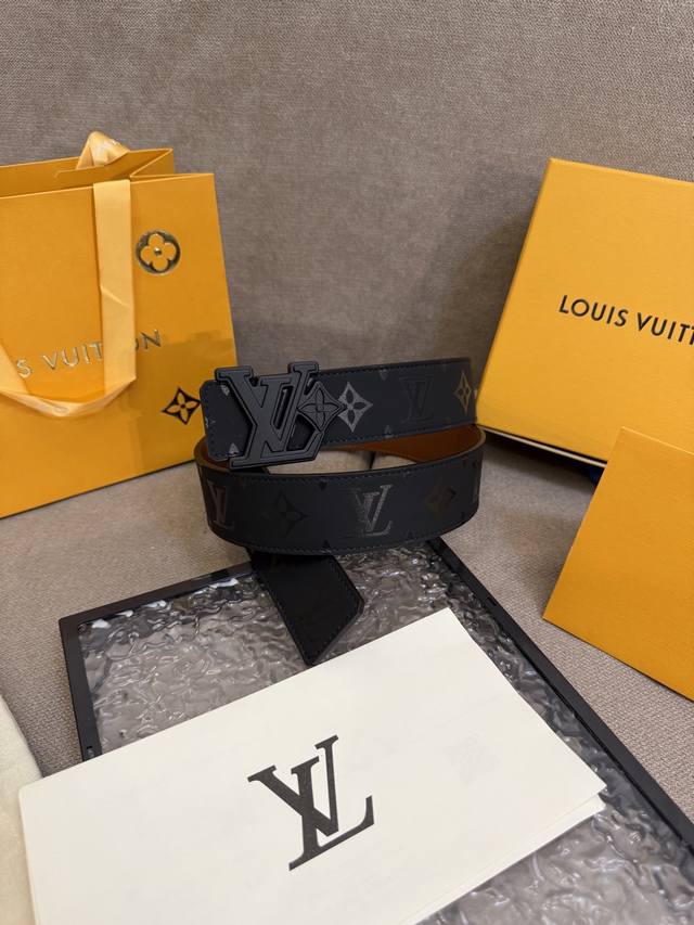 Lv Dimension 4.0双面腰带将经典格调引入新颖尺幅设计。皮革压印 Lv 字母和 Monogram 花卉，与纤秀 Lv 字母搭扣相映成趣，令品牌标识低