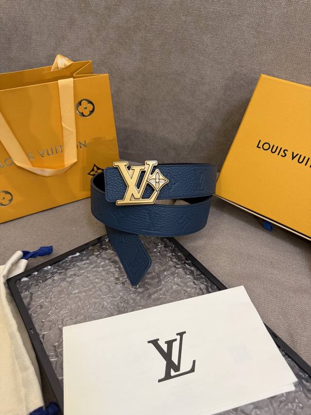 Lv Dimension 4.0双面腰带将经典格调引入新颖尺幅设计。皮革压印 Lv 字母和 Monogram 花卉，与纤秀 Lv 字母搭扣相映成趣，令品牌标识低
