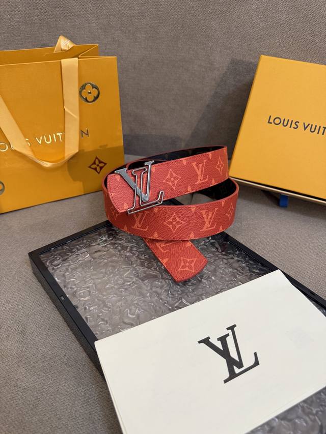 Lv Dimension 双面腰带将创意传承与华美街头风范共冶一炉，彰显创意总监 Pharrell Williams 的时尚远见。Monogram 帆布铺陈外层