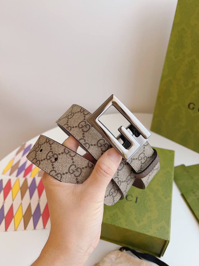 原單原單實物拍攝 批 配全套禮盒 原單35Mm 帶身採用雙面進口，一面膠料一面豬皮紋，專櫃同款，新款專用，扣頭採用精品純銅旋轉扣，正品開版。專營專櫃款！