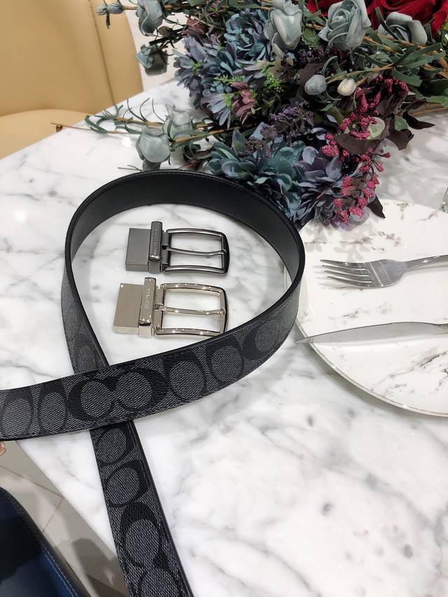 一条带一个扣 一条带两个扣 礼物原单货---[飞吻]Coach 蔻驰皮带 双面男士腰带双扣礼盒装皮带， 双面都可以用， 精致原版扣，宽度3.5Cm私密渠道！专柜