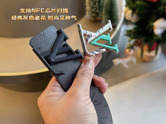 一条带一个扣 一条带两个扣 礼物 爆款Lv宽度：新款原版搭配专柜新款扣头。两个扣头搭配可用 一条带顶两条带使用。色] 时尚百搭，追求高端 原版的品质，品味的体现