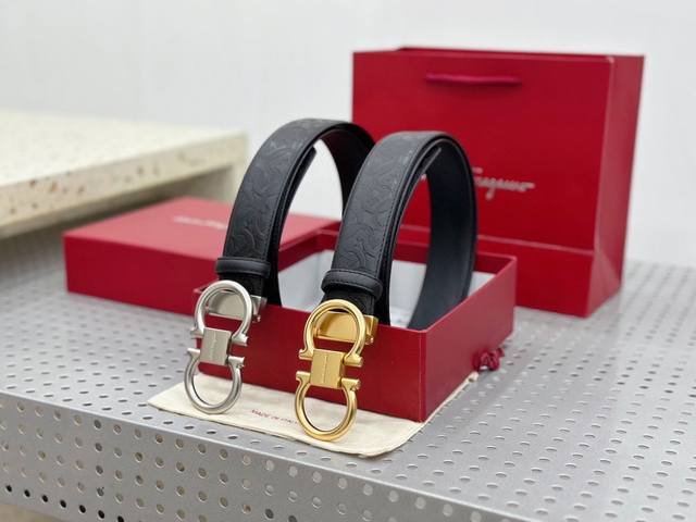 菲拉格慕新款 1927年诞生于意大利的奢华时尚品牌,将卓越工艺与独特风格代代相传至今.双面可用精品五金搭配两面头层牛皮长度可以自行裁剪。 太香了