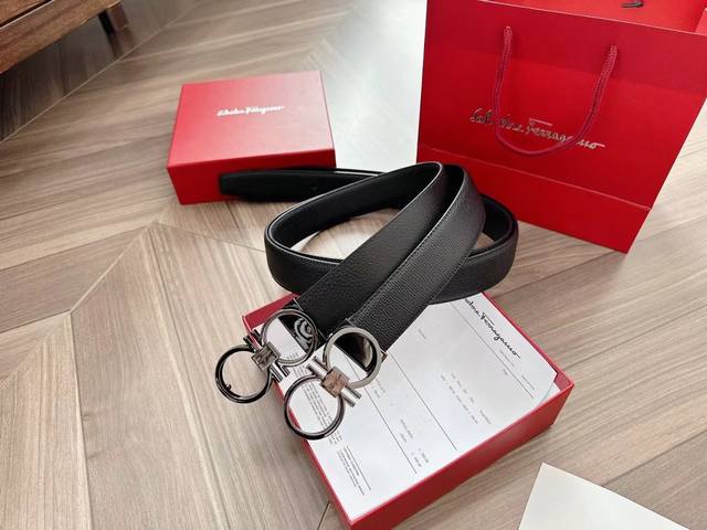 菲拉格慕 通用款 宽度：3.4Cm新款纯牛皮 搭配新款大气精致扣头追求高端 品味的体现Iphone实物实拍上身效果超好