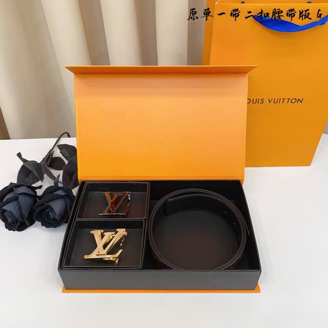 ①带①扣 ①带②扣 原单钢扣版路易L家 打孔 正版开模 此款腰带双面采用原厂牛皮带身,精密电镀标志性纯钢搭扣 对版专柜。4.0Cm 如需木盒40 ①带①扣 ①带②扣 原单钢扣版路易L家 打孔 正版开模 此款腰带双面采用原厂牛皮带身,精密电镀标志性纯钢搭扣 对版专柜。4.0Cm 如需木盒40