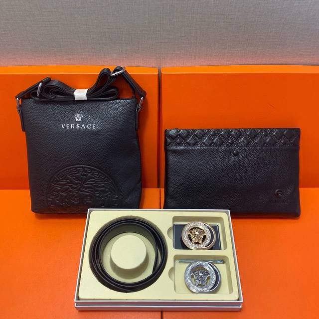 范思哲Versace 头层皮质组合礼盒包装腰带俩款包包超级组合 公文包包是很实用的选择。手提包日常是非常适合的。 双扣皮带：头层皮质带身搭配3.8Cm广州原版扣