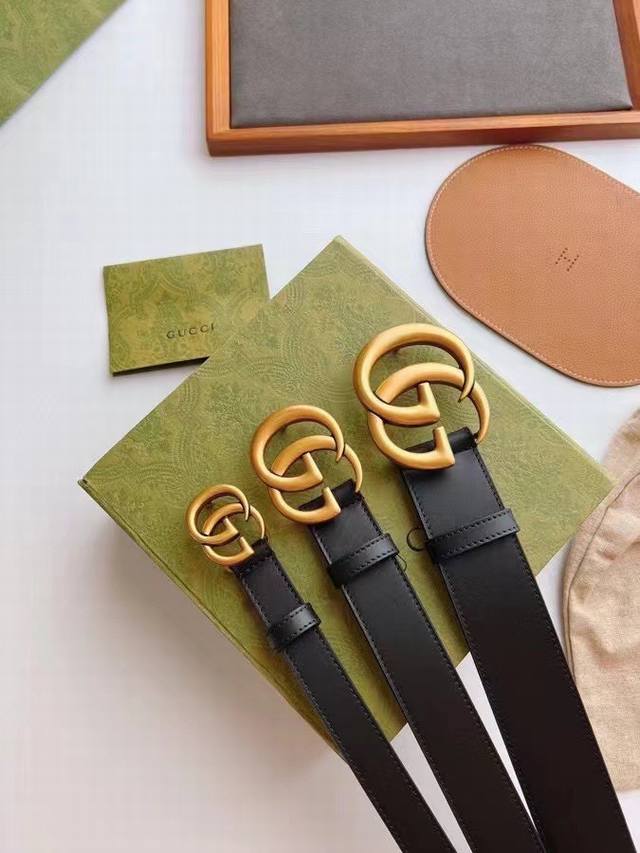 Gucci双G腰带皮带男女同款古驰家经典百搭皮带男女情侣都可搭配 妥妥的爆款,搭配效果拉满无需搭配技巧日常随意搭配 牛仔裤西裤都完全Ok简约大方气质拉满值得一入 Gucci双G腰带皮带男女同款古驰家经典百搭皮带男女情侣都可搭配 妥妥的爆款,搭配效果拉满无需搭配技巧日常随意搭配 牛仔裤西裤都完全Ok简约大方气质拉满值得一入
