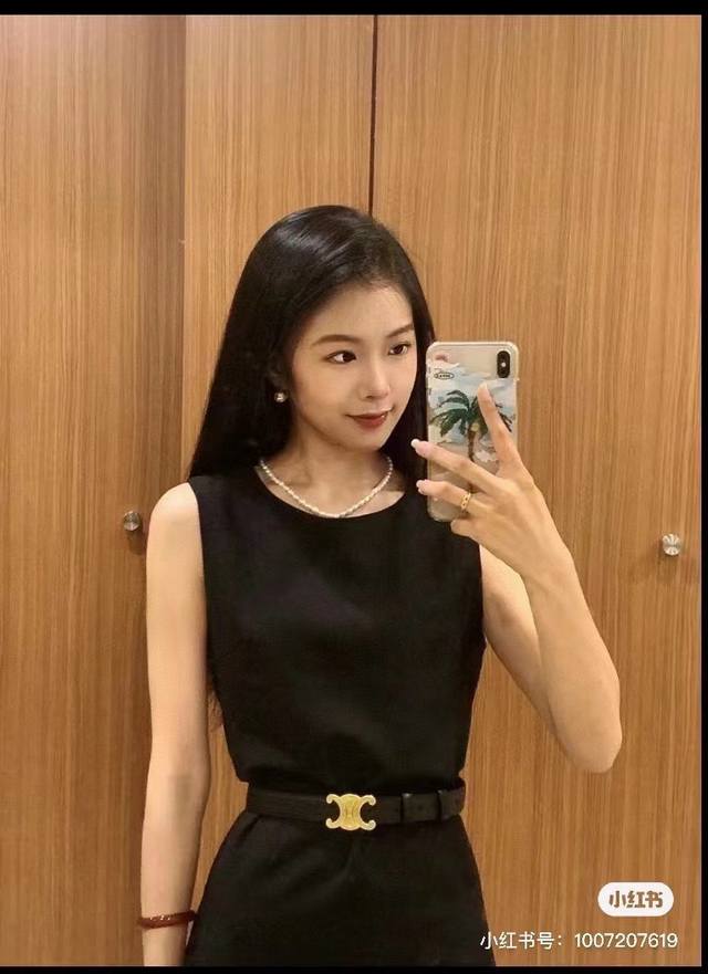 腰带对造型实在是太重要了! 随便一扎,立马提高腰线,皮带作为配饰单品真心是不可缺的一个东西。这条经典的凯旋门皮带,塞琳我要吹爆她!!即使再简单单调的一身,配上她 腰带对造型实在是太重要了! 随便一扎,立马提高腰线,皮带作为配饰单品真心是不可缺的一个东西。这条经典的凯旋门皮带,塞琳我要吹爆她!!即使再简单单调的一身,配上她