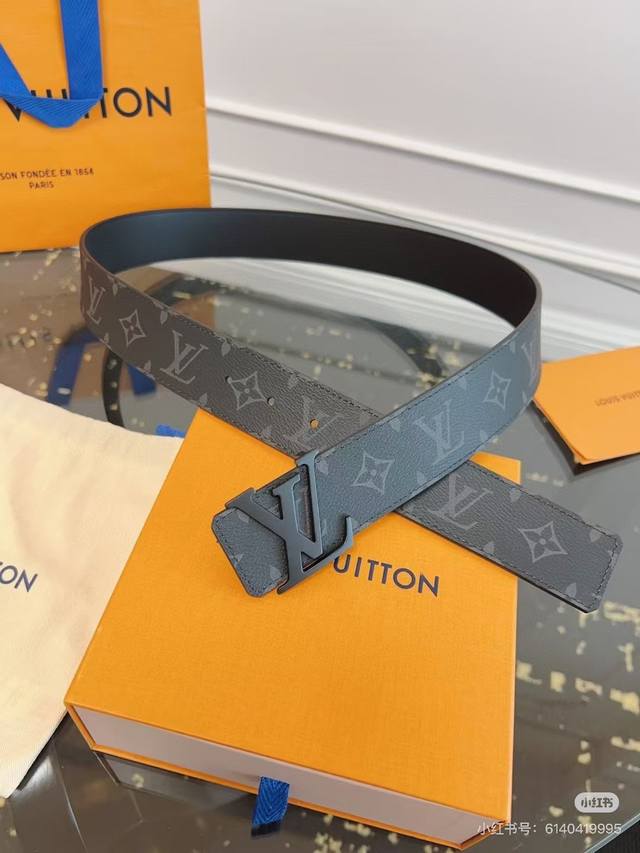 送老公的腰带，I老花 性价比高实用性高，腰带可双 面用，老花腰带有个好寓意“腰缠万贯”所以选择了N黑 武士，低调又华丽，商务正装都可 用，这款年轻人还是年纪大一