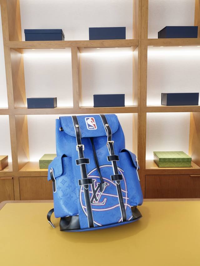 路易威登 官网同步 高版本 原厂双肩背包 不要错过 全原单布料制作 品质极好 超大容量 非市面普通货 来自贸易公司的狠货.. 强调一下 原厂 一直是抢爆的款式