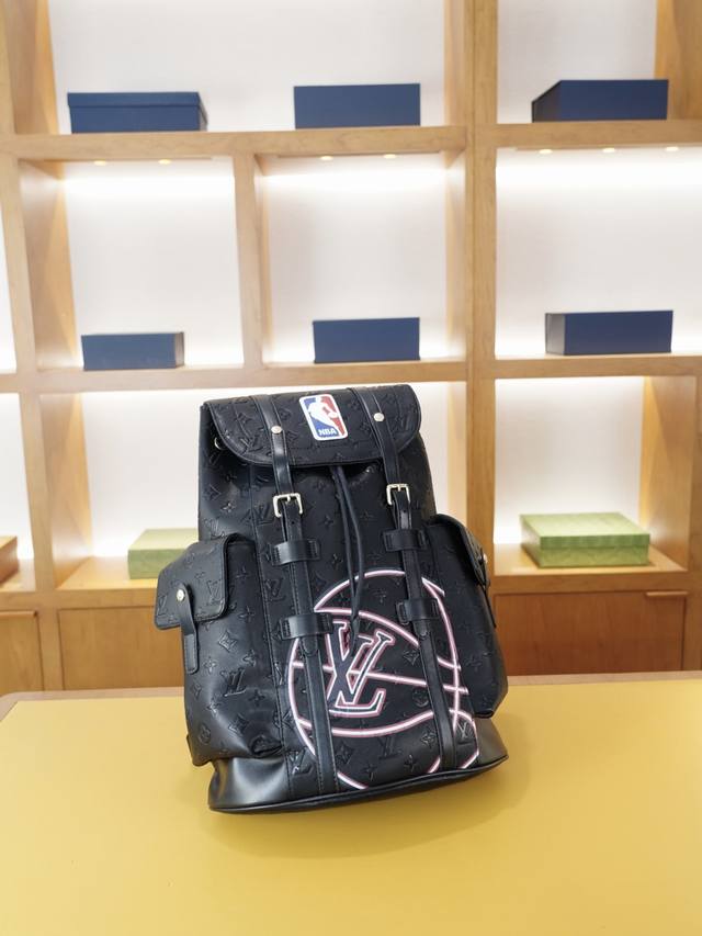 路易威登 官网同步 高版本 原厂双肩背包 不要错过 全原单布料制作 品质极好 超大容量 非市面普通货 来自贸易公司的狠货.. 强调一下 原厂 一直是抢爆的款式 路易威登 官网同步 高版本 原厂双肩背包 不要错过 全原单布料制作 品质极好 超大容量 非市面普通货 来自贸易公司的狠货.. 强调一下 原厂 一直是抢爆的款式