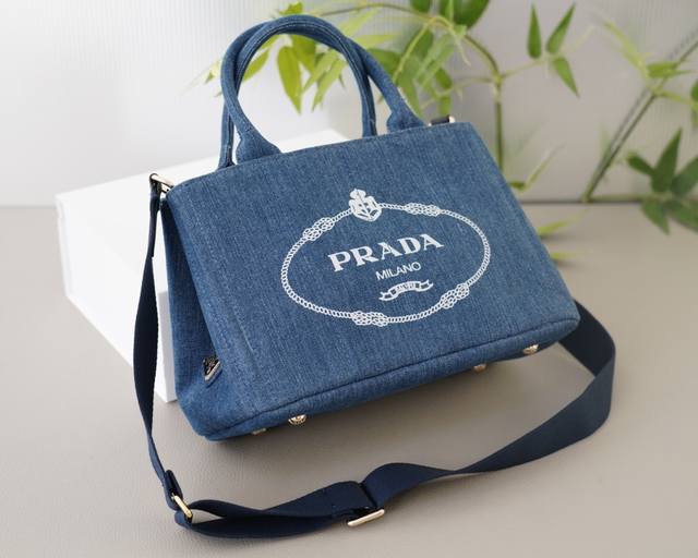 普拉达 官网同步 高版本 斜挎手提背包 永恒不过时的标志性产品 纯原单布料 顶级五金制作 非市面普通版本 今年Prada最爱的款 全部实拍 实用性非常高 完全不