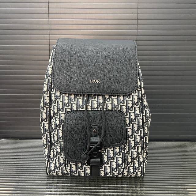 Dior 迪奥 Oblique提花布 牛仔布马鞍双肩包 男女大容量背包 书包 经典百搭 实物拍摄 原厂原版面料 配送防尘袋 30 X 40 Cm。 Dior 迪奥 Oblique提花布 牛仔布马鞍双肩包 男女大容量背包 书包 经典百搭 实物拍摄 原厂原版面料 配送防尘袋 30 X 40 Cm。