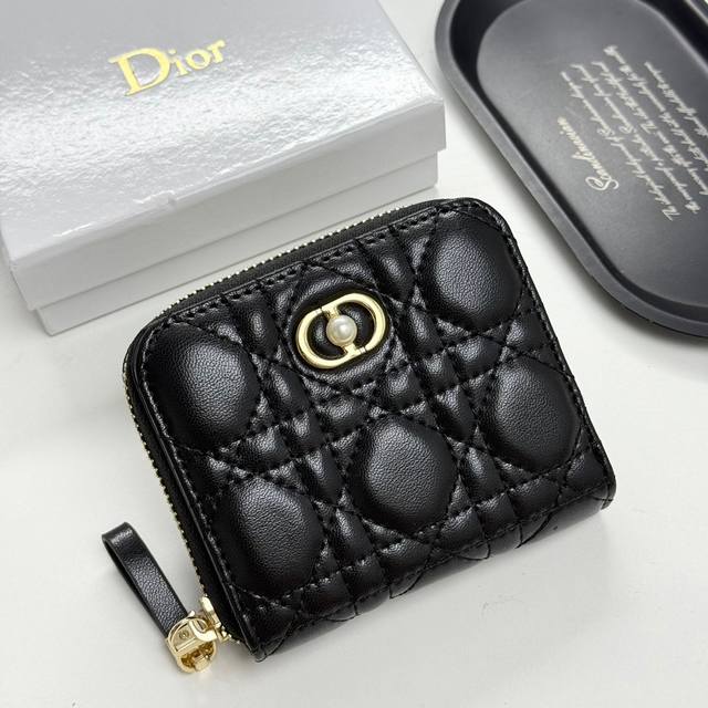 Dior F06颜色 黑色 粉色尺寸:11*10*2Dior专柜最新款火爆登场!采用头层羊皮,做工精致, 媲美专柜!多功能小钱包,超级实用! Dior F06颜色 黑色 粉色尺寸:11*10*2Dior专柜最新款火爆登场!采用头层羊皮,做工精致, 媲美专柜!多功能小钱包,超级实用!