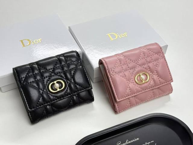 Dior F05颜色 黑色 粉色尺寸：11*10*2Dior专柜最新款火爆登场！采用头层羊皮，做工精致， 媲美专柜！多功能小钱包，超级实用！