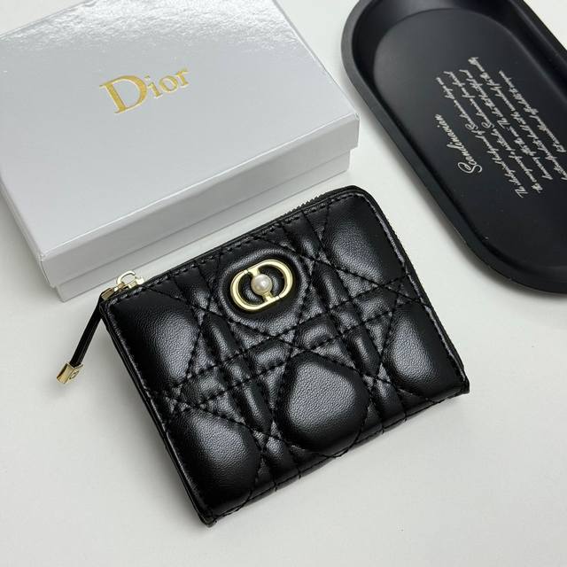 Dior F03颜色 黑色 粉色尺寸 11.5*9*2 Dior 专柜最新款火爆登场!采用进口小羊皮,做工精致, 媲美专柜!多功能小钱包,超级实 Dior F03颜色 黑色 粉色尺寸 11.5*9*2 Dior 专柜最新款火爆登场!采用进口小羊皮,做工精致, 媲美专柜!多功能小钱包,超级实