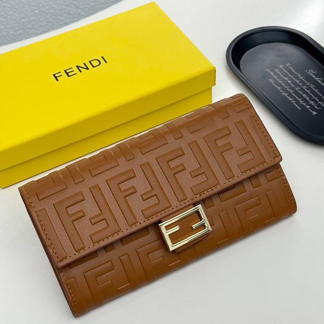 芬迪 2388颜色 黑色 黑棕 大象灰 棕色 尺寸 19*10.5*3.5Fendi专柜最新款火爆登场！采用进口小牛皮，做工精致， 媲美专柜！多功能长款钱包，超