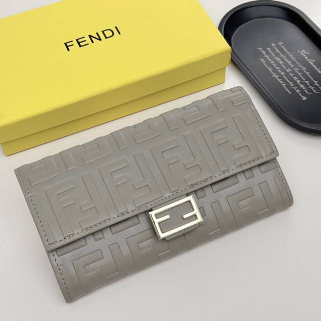 芬迪 2388颜色 黑色 黑棕 大象灰 棕色 尺寸 19*10.5*3.5Fendi专柜最新款火爆登场！采用进口小牛皮，做工精致， 媲美专柜！多功能长款钱包，超