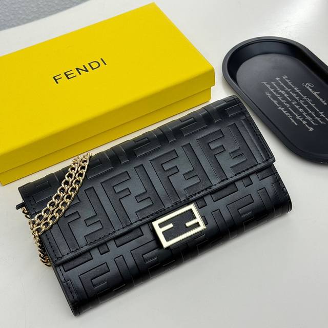 Fendi 621666颜色 黑色 黑棕色尺寸 19*10.5*3.5 Fendi 专柜同步，可肩背专柜品质顶级进口牛皮 海外订制钥匙扣五金 做工油边精湛