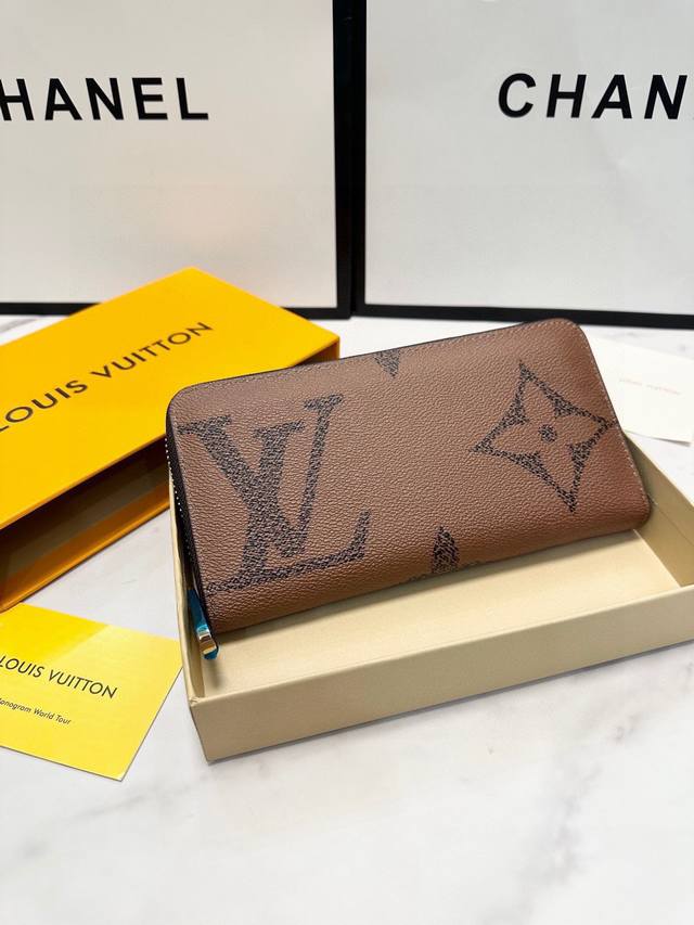 颜色 黑尺寸 19X10单拉链手包原版牛皮配Pvc，一流手感媲美专柜正品，看细节多卡位大容量，现货供应