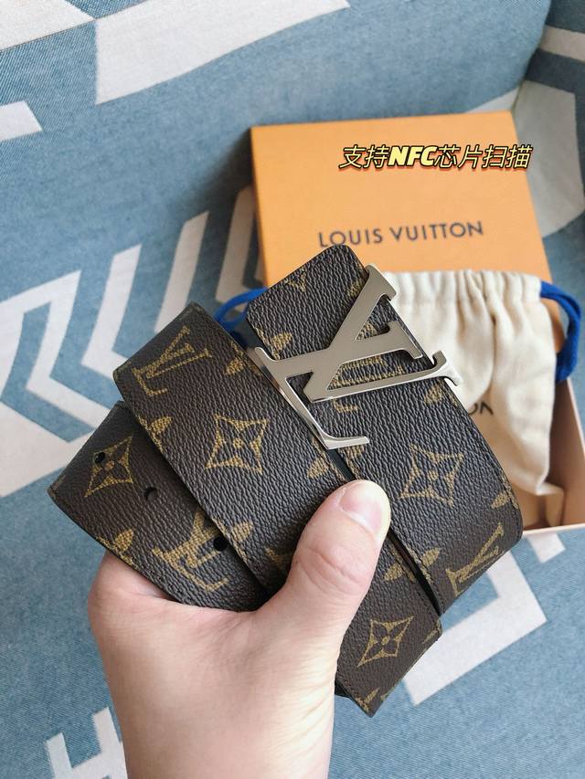 Lv皮带宽度：4.0Cm 专柜同步最新系列，搭配精致雕扣头 媲美代购欢迎对比时尚百搭，品味的体现，休闲高大上！ Iphone实物实拍， 腰带上身效果超好，抓紧转