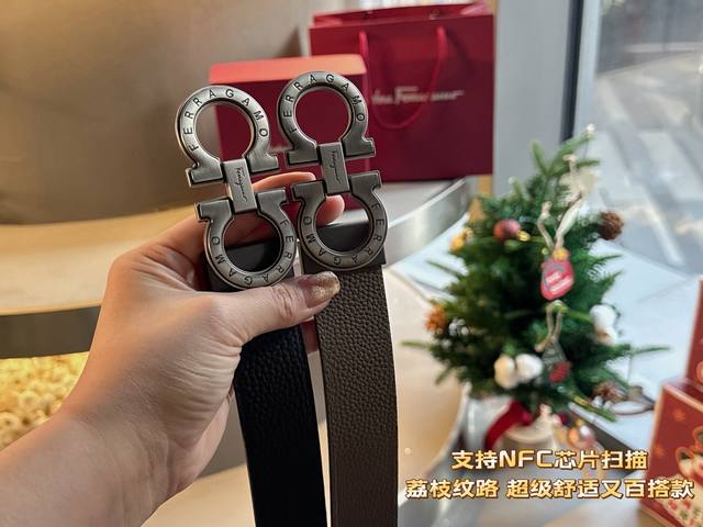 支持Nfc芯片扫描礼物原单货---[飞吻]菲拉格慕 双面男士腰带礼盒装皮带， 双面头层牛皮，一面黑色一面卡其色双面都可以用， 时髦的双面皮带采用双色设计，柔软的