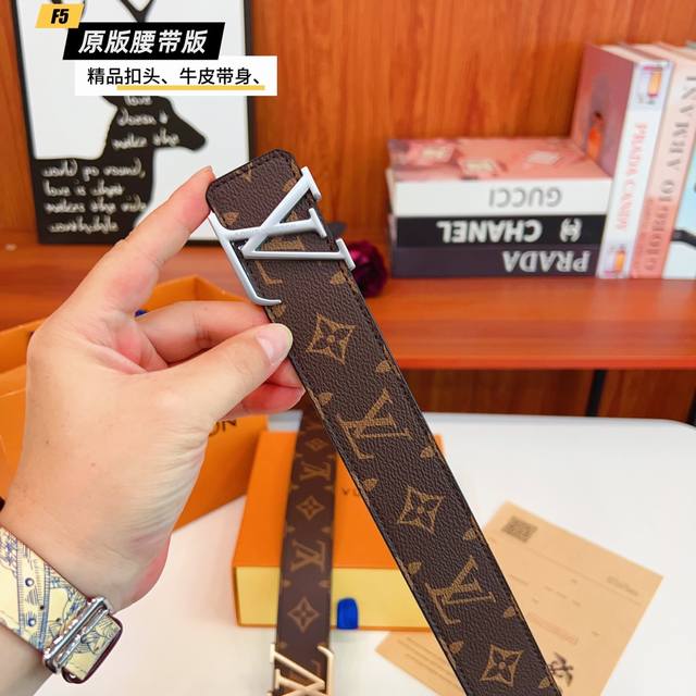 原版品质打孔 品牌：路易L家 男款 颜色：咖 扣头：金 银 扣头：原版精品纯铜五金扣头 带身：原版牛皮 尺寸：宽约：3.8Cm 长约：95Cm-125Cm 类别