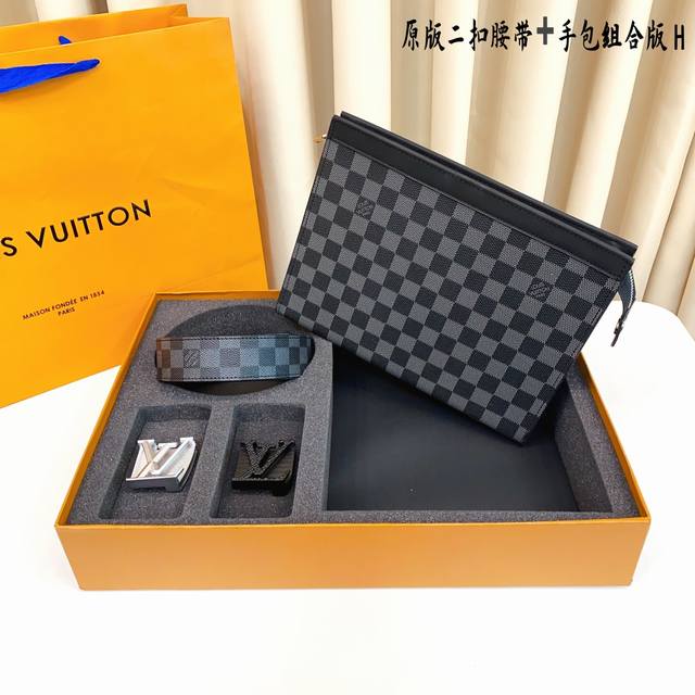 腰带双扣手包4件套路易L家 腰带采用原版皮牛皮带身，带宽3.8Cm。2扣头采用原版五金扣头。原版手包原版复刻。尺寸：26*20独家定制4件套高端包装。高端大气送