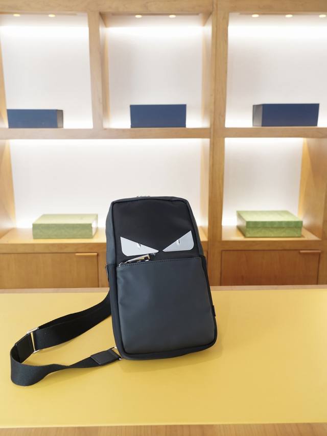 芬迪 官网同步 高版本 胸包 永恒不过时的标志性产品 纯原单布料 顶级五金制作 非市面普通版本 今年Fendi家最爱的款式 全部实拍 实用性非常高 完全不用担心