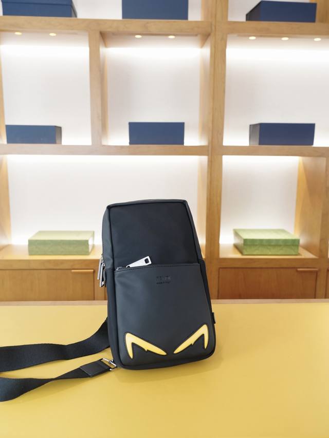 芬迪 官网同步 高版本 胸包 永恒不过时的标志性产品 纯原单布料 顶级五金制作 非市面普通版本 今年Fendi家最爱的款式 全部实拍 实用性非常高 完全不用担心