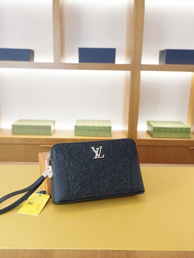 Lv 路易威登 官网同步 高版本 手拿包 全球轰抢单品 原单牛皮制作 质感超好 日常出门经典百搭 一眼万年的款式 非市面普通货 贸易公司订单货 配礼品盒包装等.