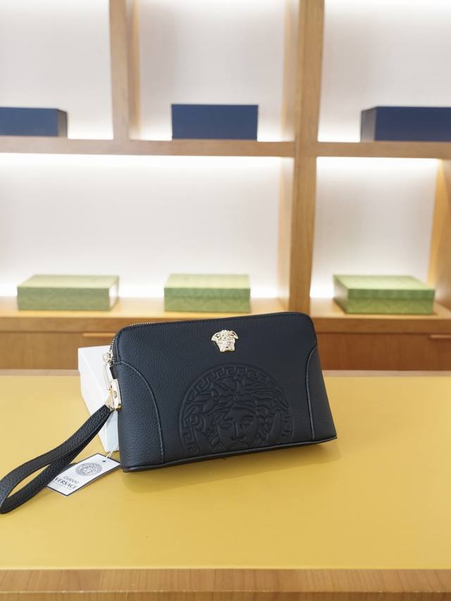 Versace 范思哲 官网同步 高版本 手拿包 全球轰抢单品 原单牛皮制作 质感超好 日常出门经典百搭 一眼万年的款式 非市面普通货 贸易公司订单货 配礼品盒