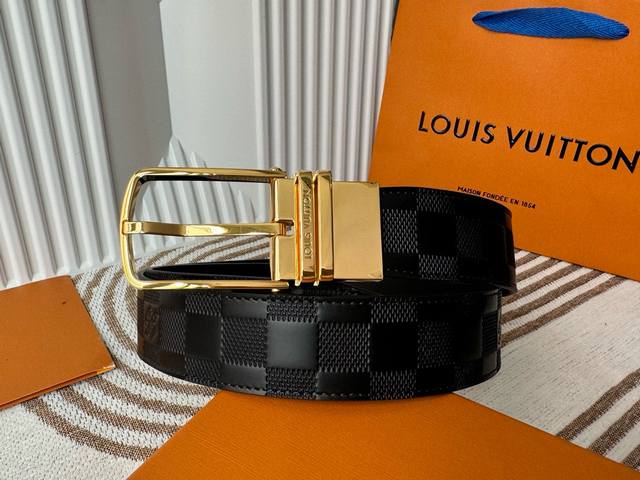 男士经典Lv腰带！原厂皮料压标志性的Lv图案，双桥针扣扣头镀钯金工艺 可旋转。无论搭配休闲正装，它都能完美胜任。宽度3.5Cm