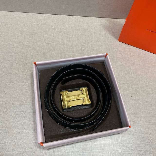 男人必备 鳄鱼皮腰带，瞬间提升档次 鳄鱼皮腰带，不仅仅是一条腰带，更是品味的象征这款腰带采用顶级鳄鱼皮材质，手感细腻，光泽度极高，让你在商务休闲场合都能展现不凡