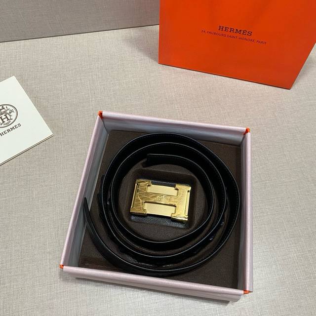 男人必备 鳄鱼皮腰带，瞬间提升档次 鳄鱼皮腰带，不仅仅是一条腰带，更是品味的象征这款腰带采用顶级鳄鱼皮材质，手感细腻，光泽度极高，让你在商务休闲场合都能展现不凡